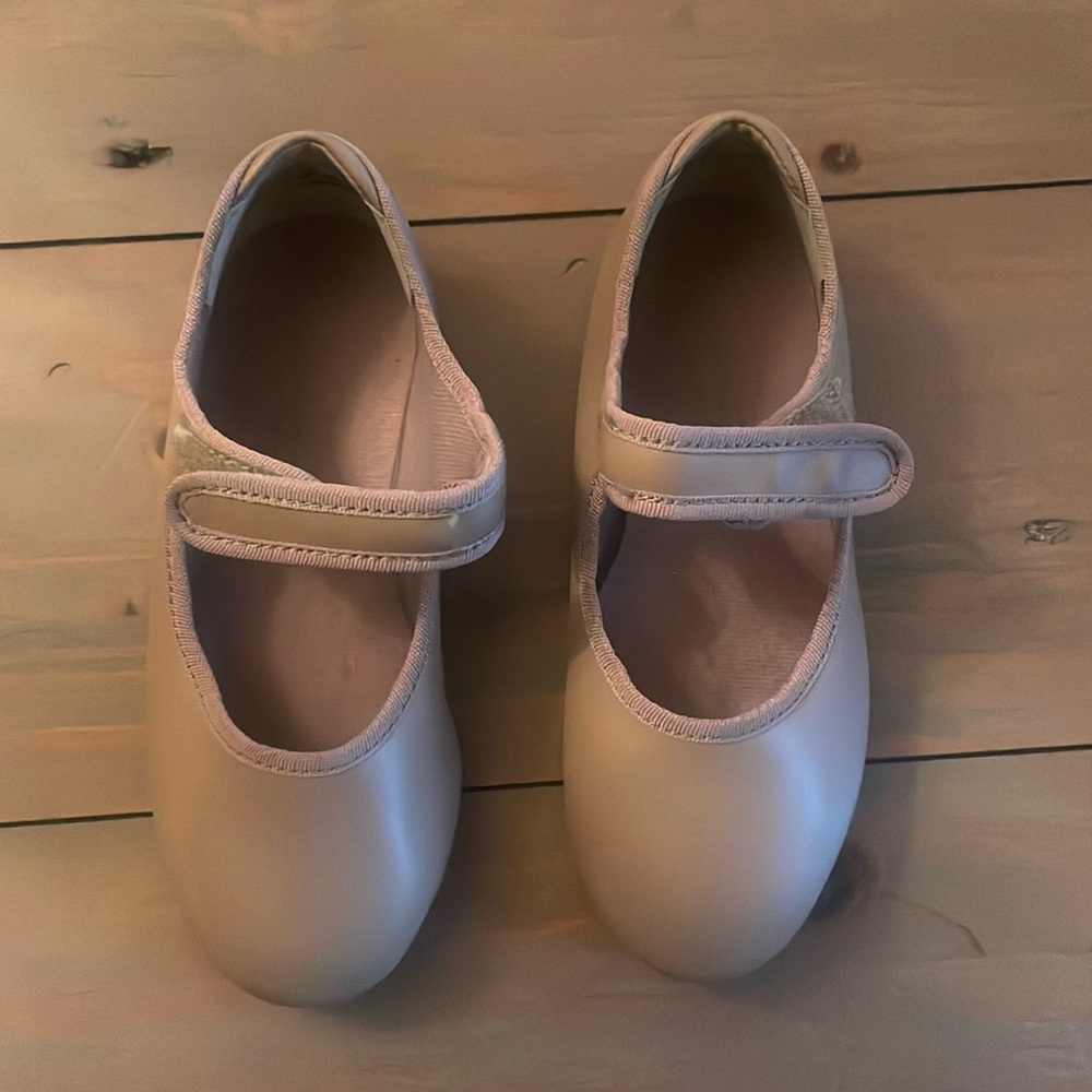 Girls Size 7.5 tan tap shoes.